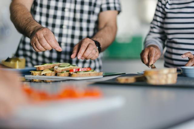 To personer som smører brødmat